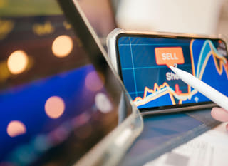 Händler untersucht Bitcoin, Ethereum und Forex-Optionen über verschiedene Märkte hinweg